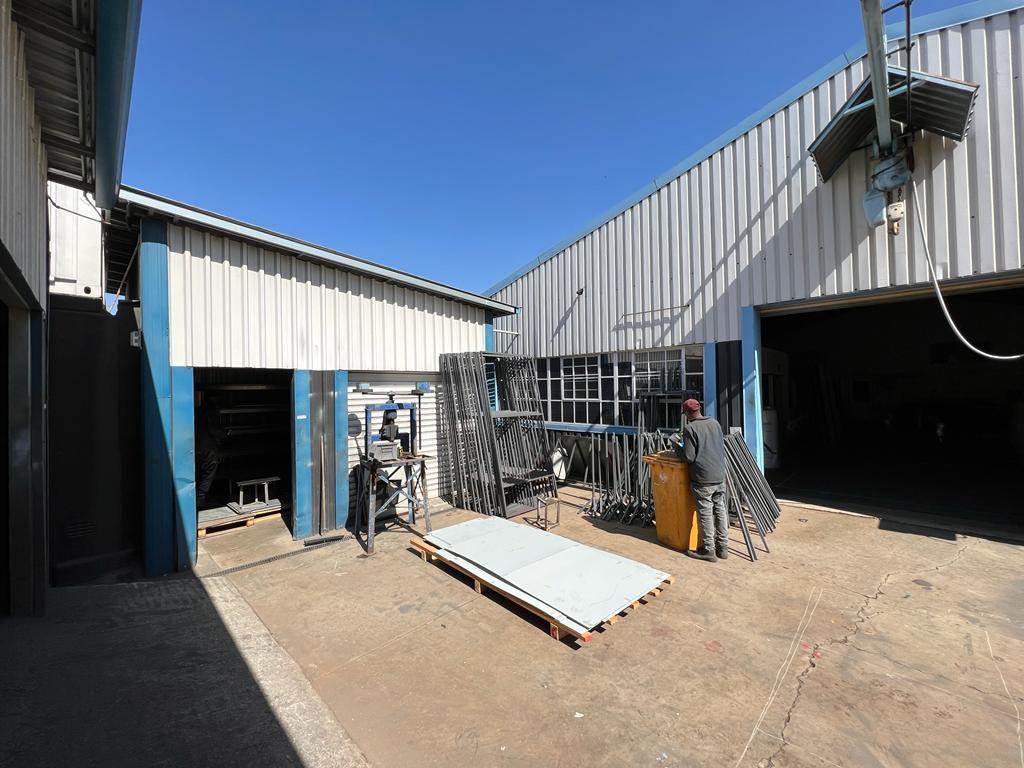 690  m² Industrial space in Selby photo number 2