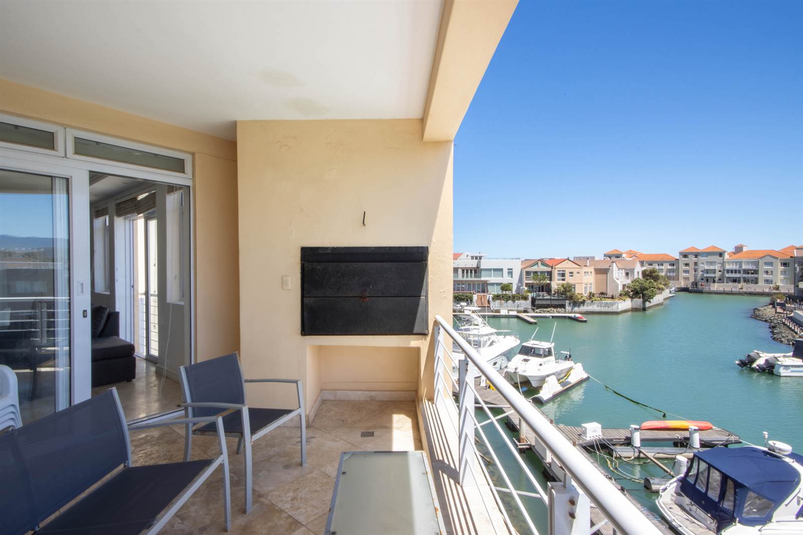 2 Bed Apartment in Harbour Island photo number 4