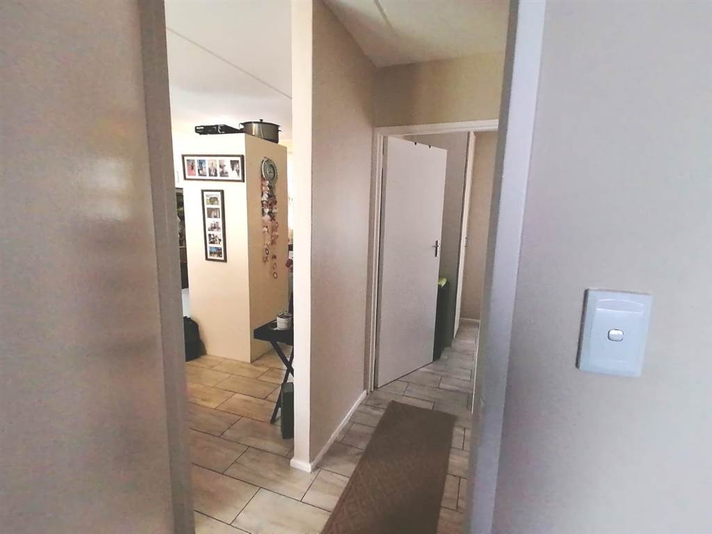 2 Bed Apartment in Vredekloof East photo number 8