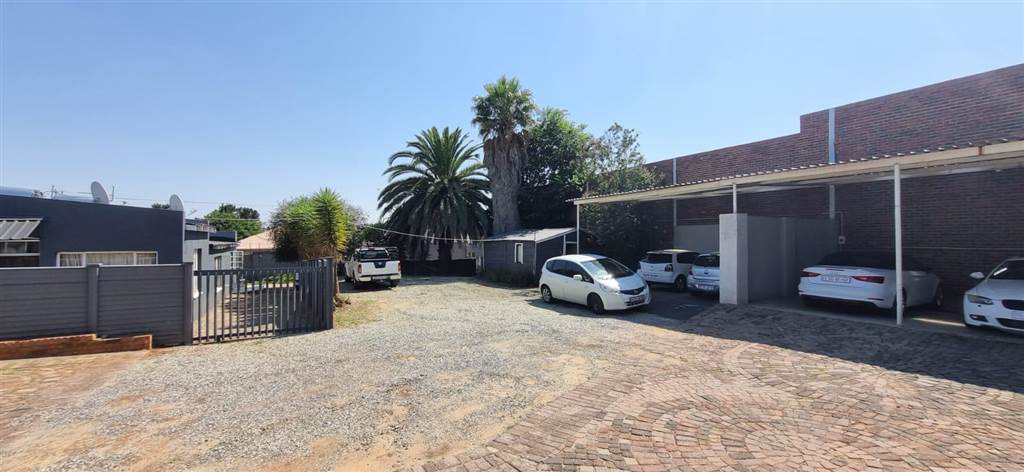 200  m² Commercial space in Krugersdorp Central photo number 2