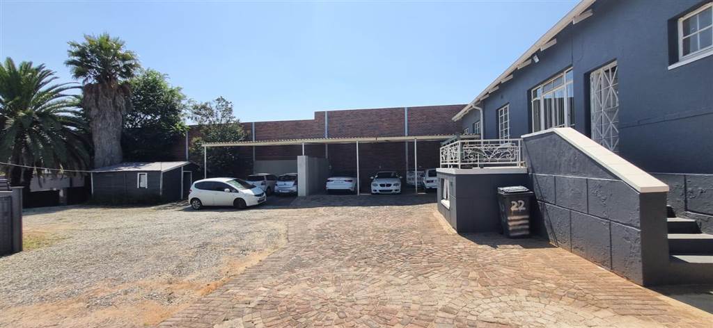 200  m² Commercial space in Krugersdorp Central photo number 1