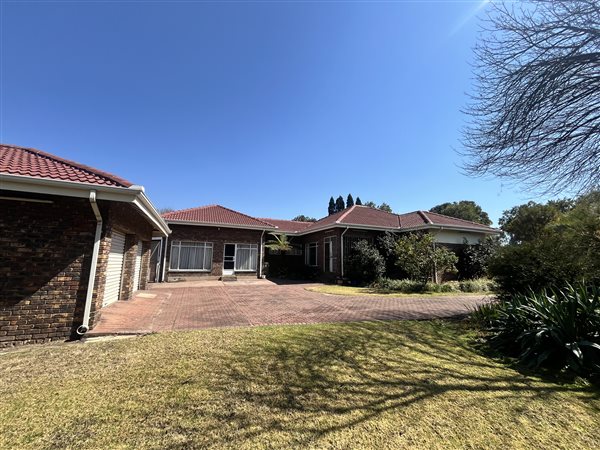 4 Bedroom House 4 Bedroom House