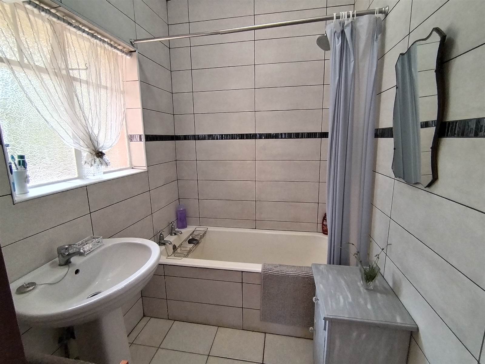 2 Bed Apartment in Scottburgh Central photo number 7