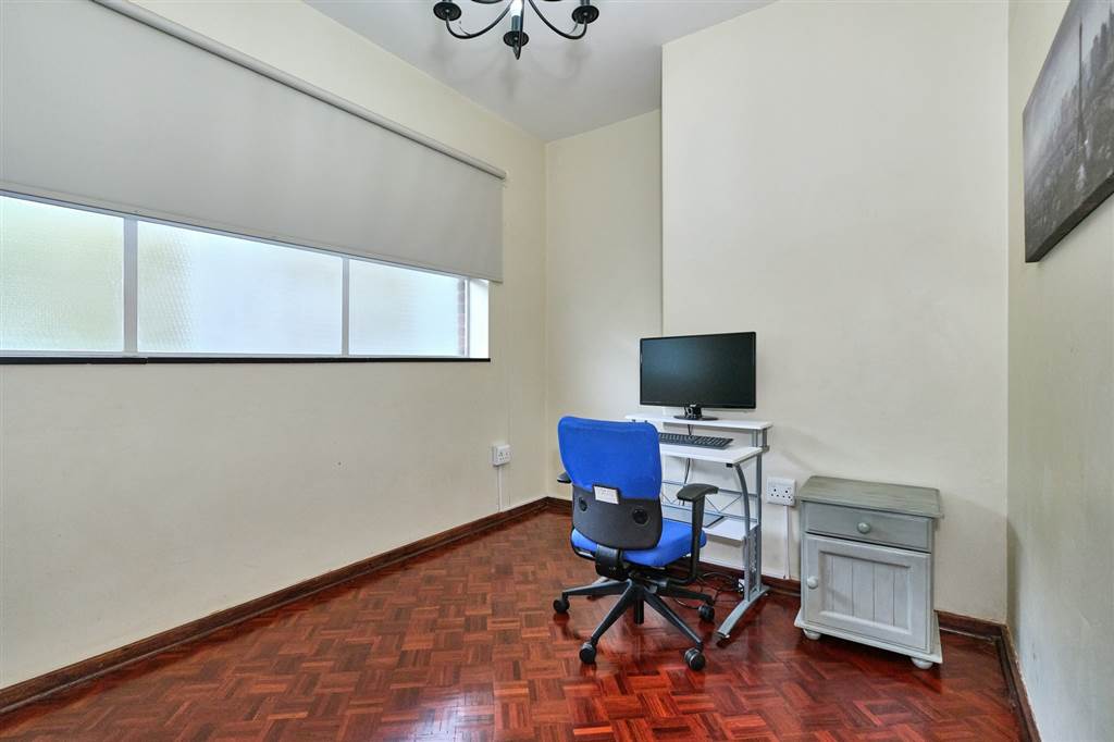 3 Bed Apartment in Illovo photo number 6