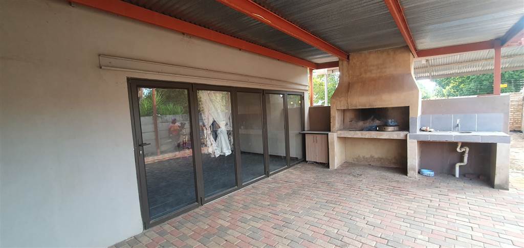 5 Bed House in Potchefstroom Central photo number 3