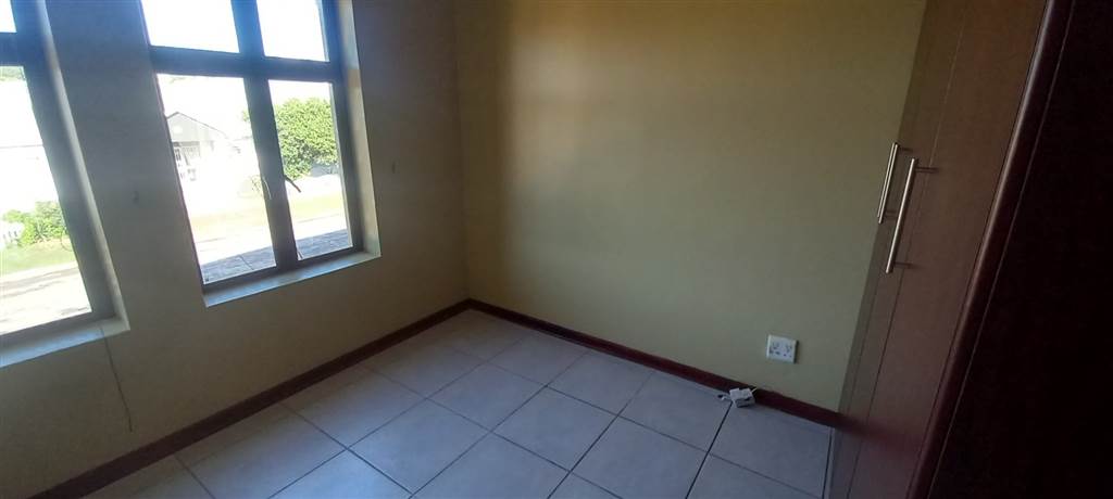 2 Bed Apartment in Jeffreys Bay photo number 11