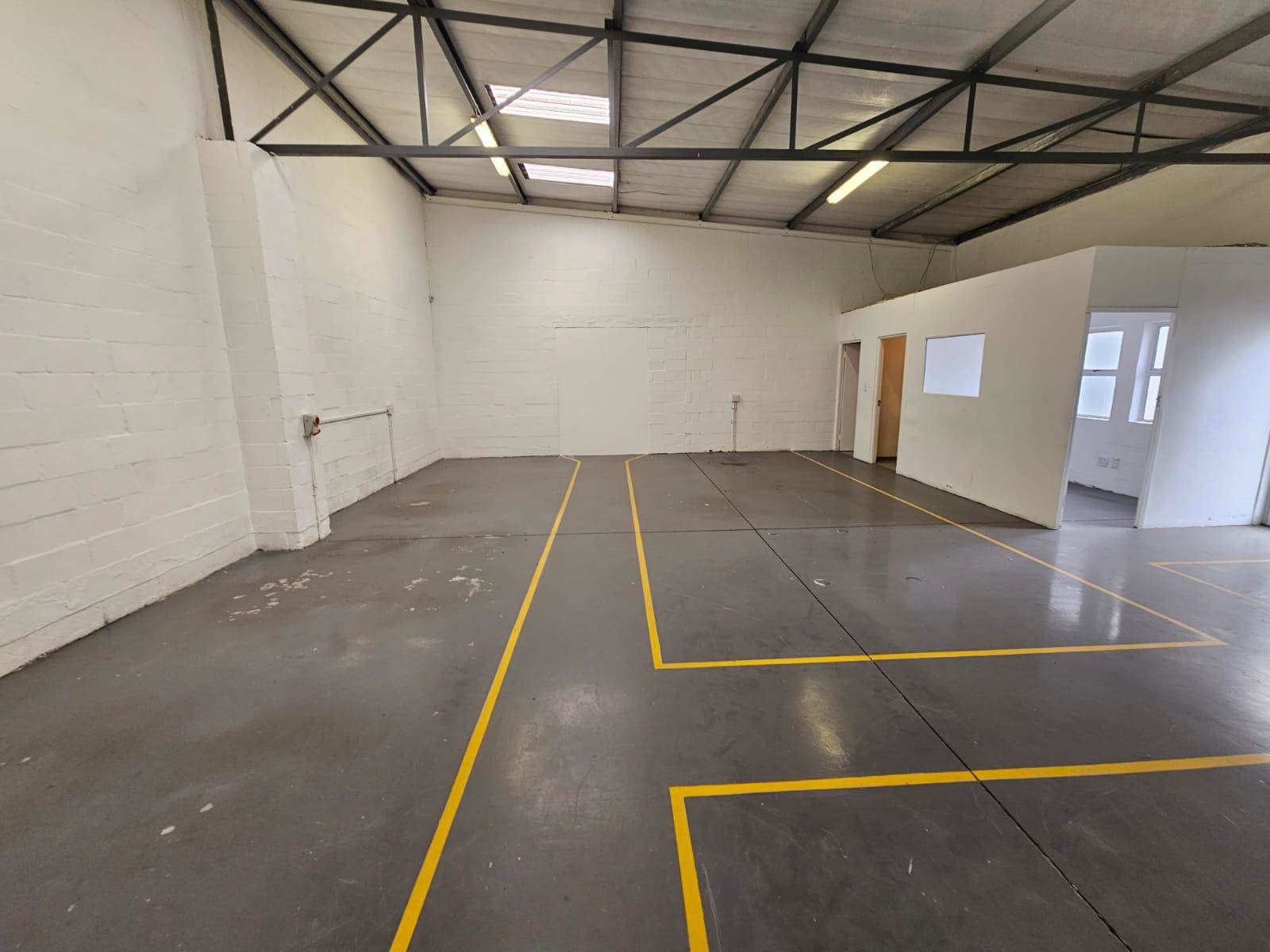 450  m² Industrial space in Somerset West Business Park photo number 3