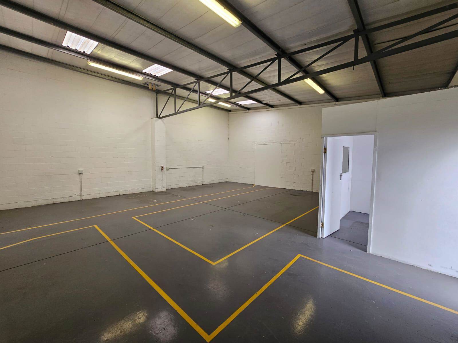450  m² Industrial space in Somerset West Business Park photo number 2