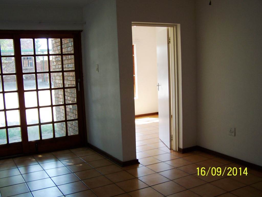 2 Bed Townhouse in Langenhoven Park photo number 14
