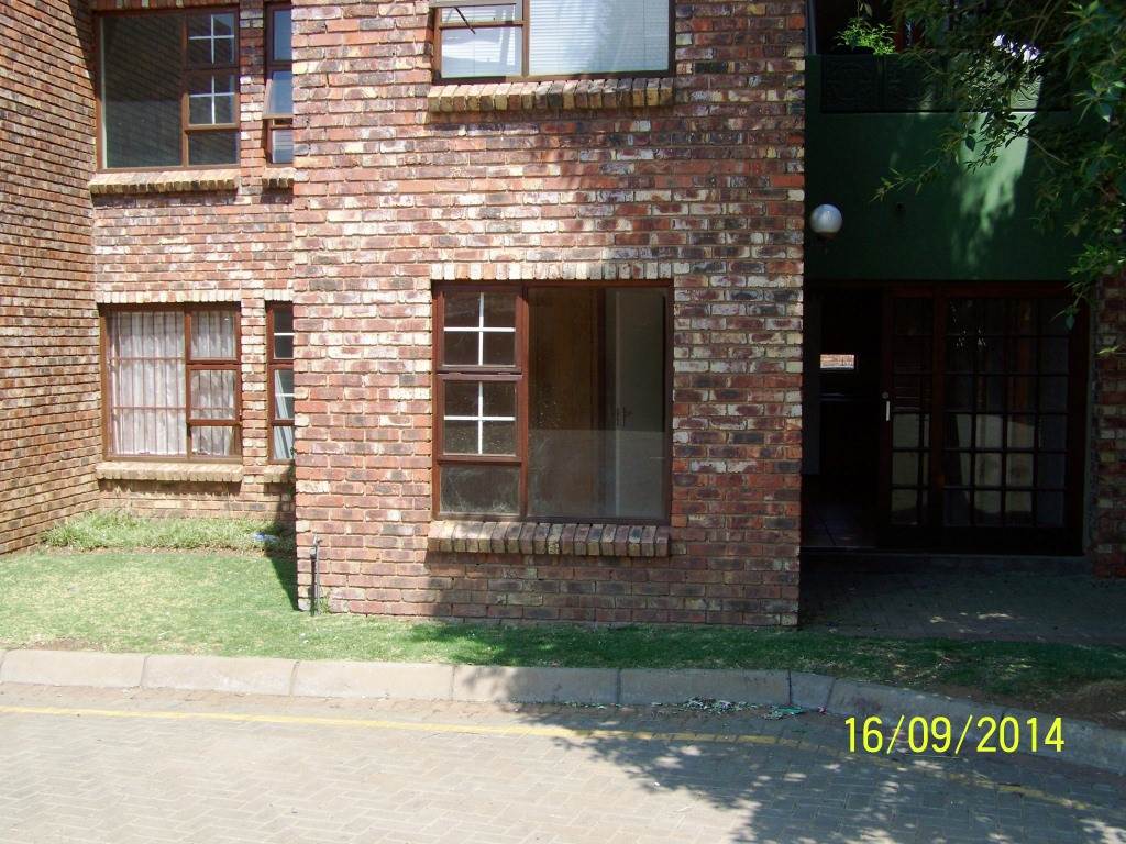 2 Bed Townhouse in Langenhoven Park photo number 16
