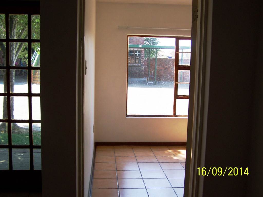 2 Bed Townhouse in Langenhoven Park photo number 12