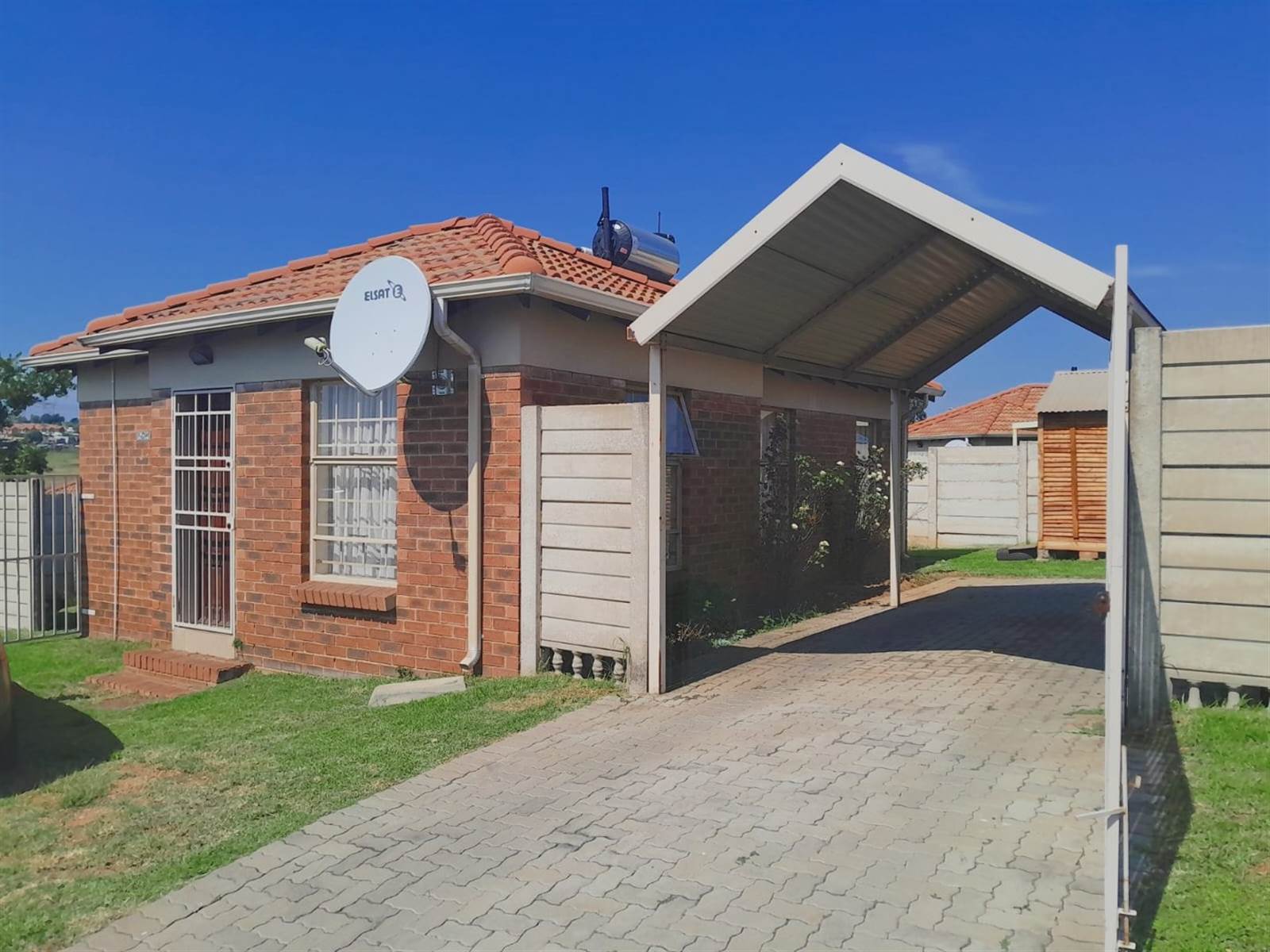 3 Bed Townhouse in Olievenhoutbosch photo number 2