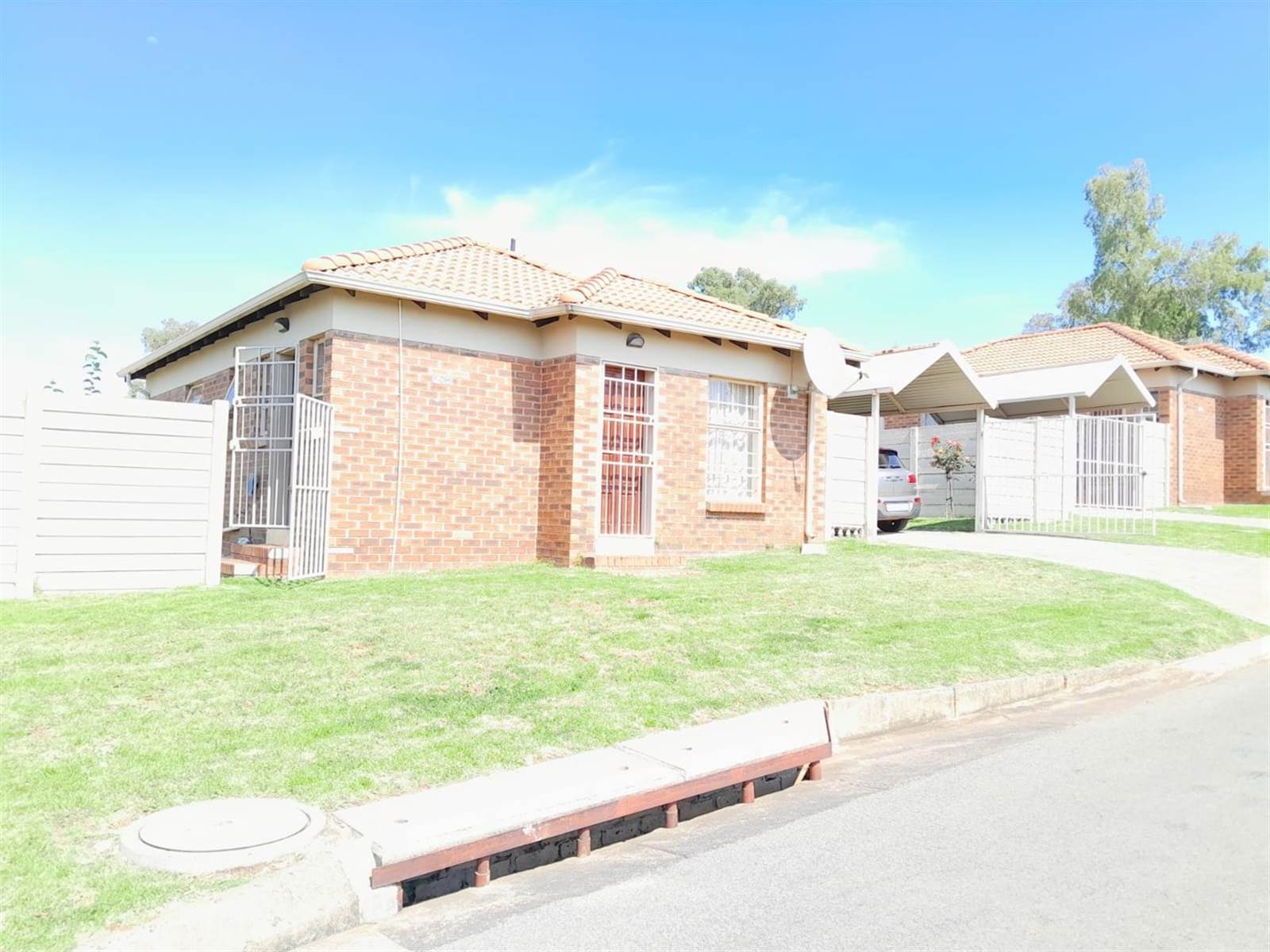 3 Bed Townhouse in Olievenhoutbosch photo number 1