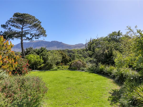 1046 m² Land available in Constantia