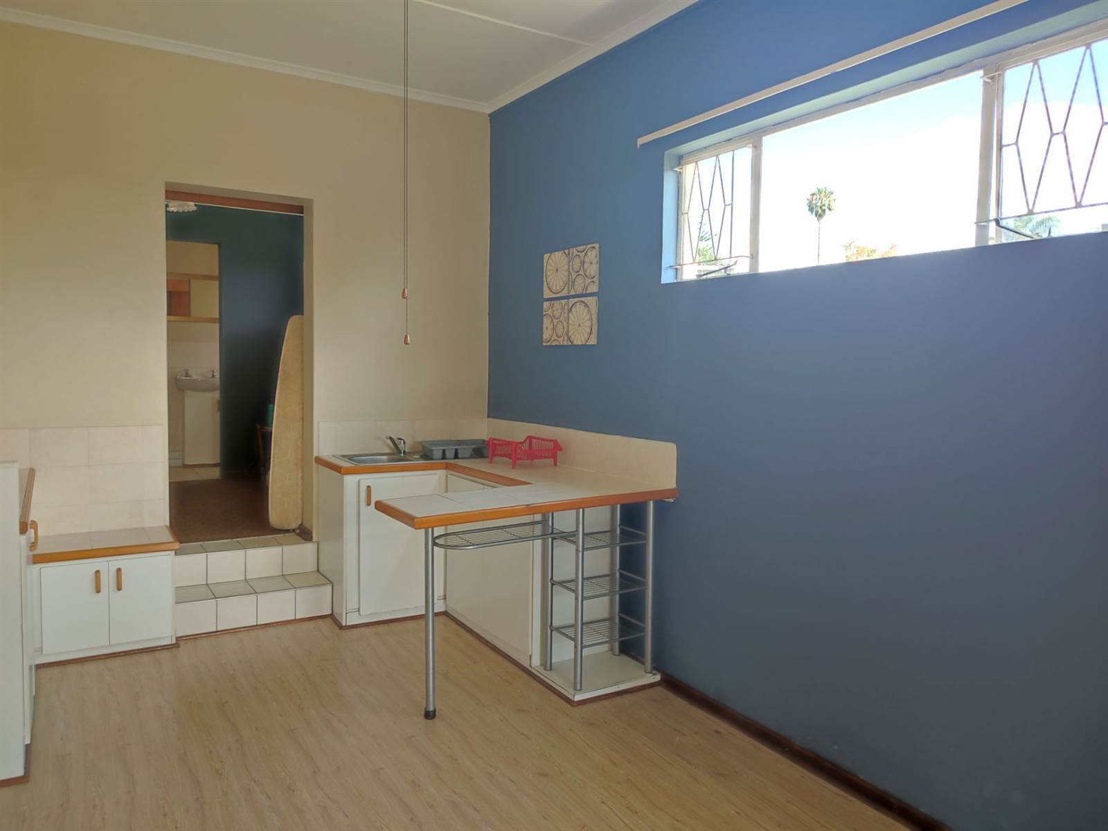 1 Bed Apartment in Uitenhage Central photo number 5