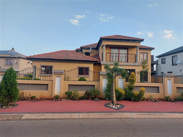 4 Bedroom House 4 Bedroom House