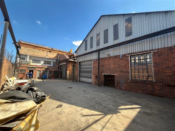 800 m² Industrial space 800 m² Industrial space