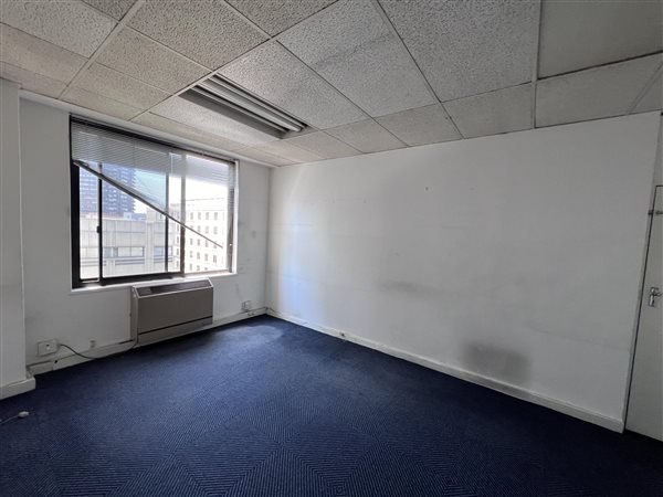 32  m² Commercial space