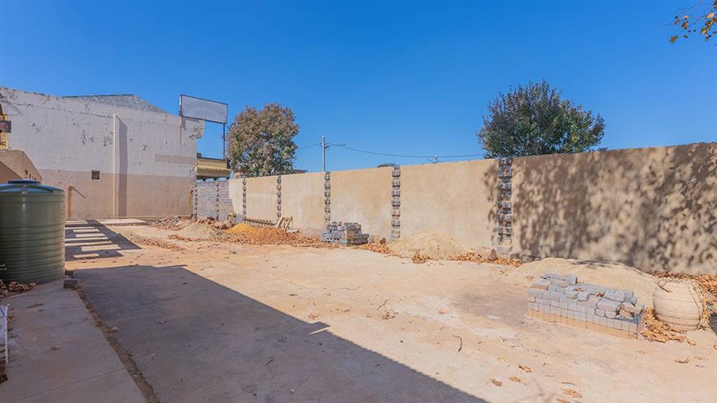 6 Bed House in Jeppestown photo number 4