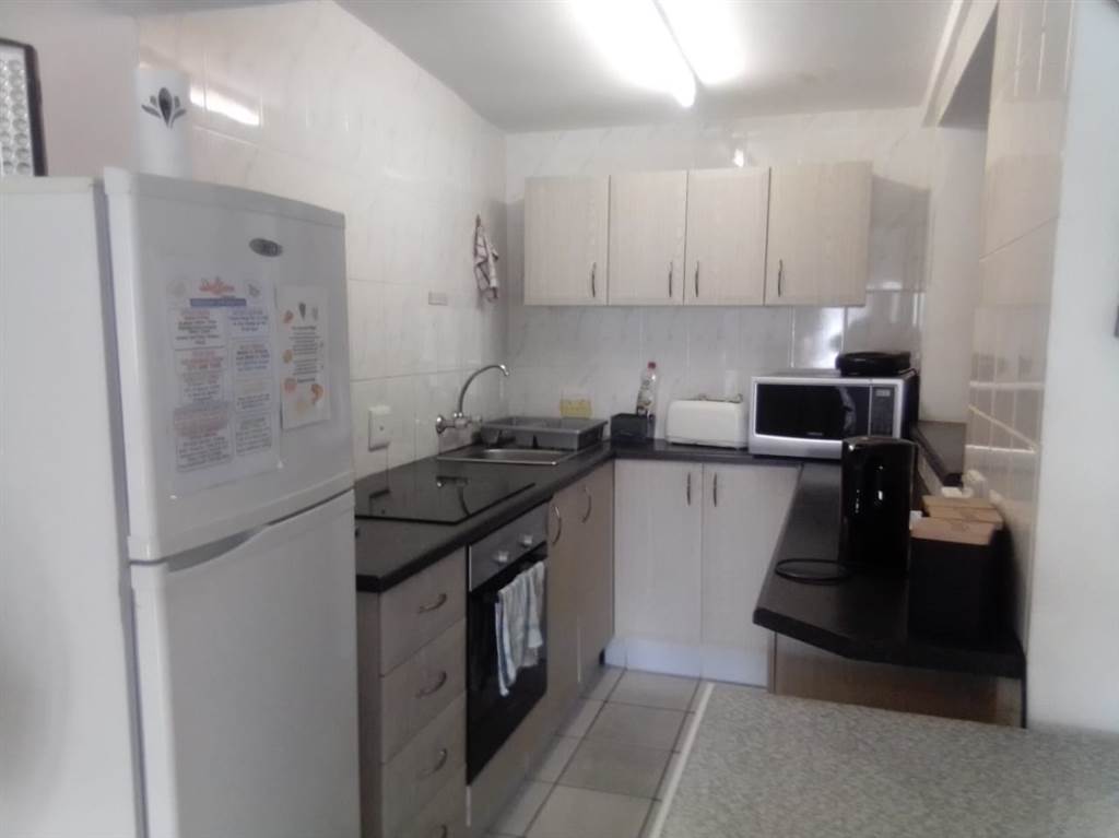 2 Bed Flat in Uvongo photo number 2