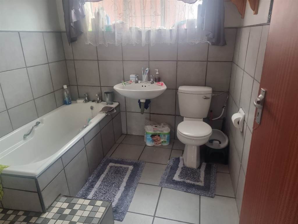 2 Bed Townhouse in Bethelsdorp photo number 11