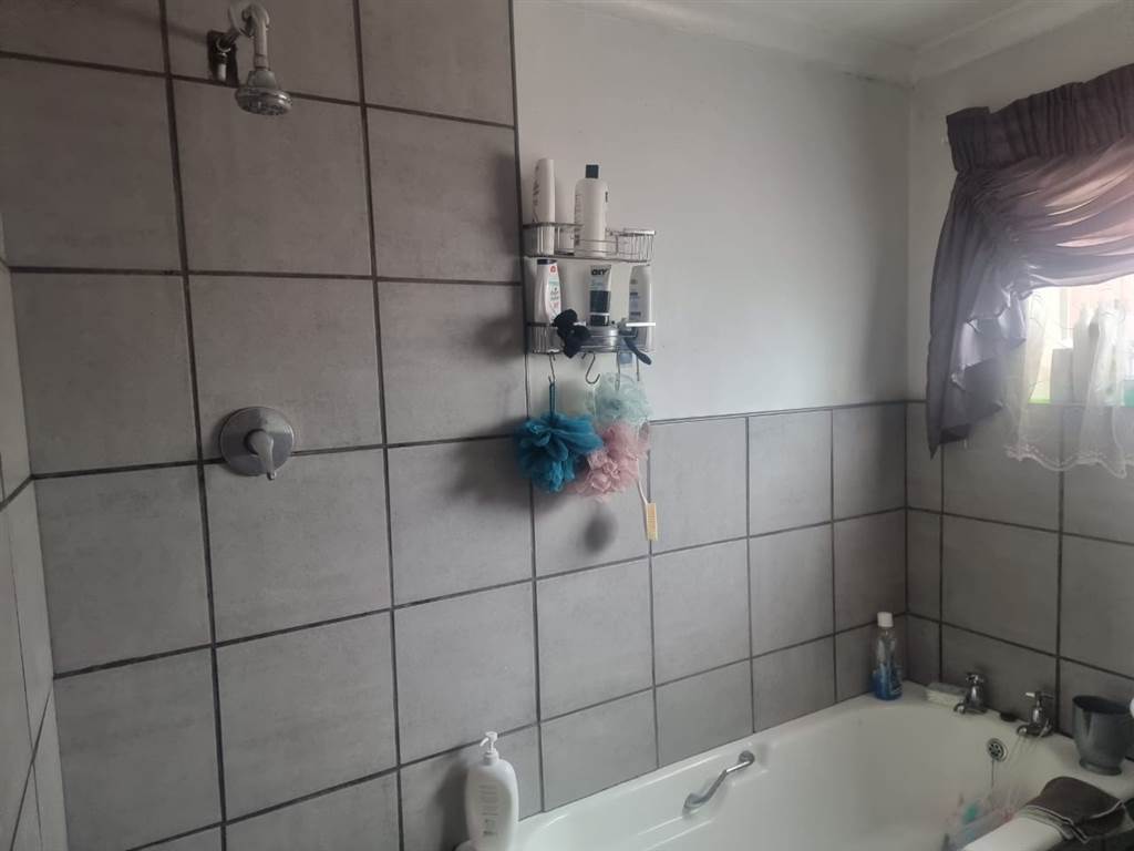 2 Bed Townhouse in Bethelsdorp photo number 12