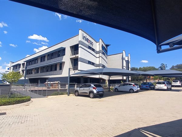 858  m² Commercial space