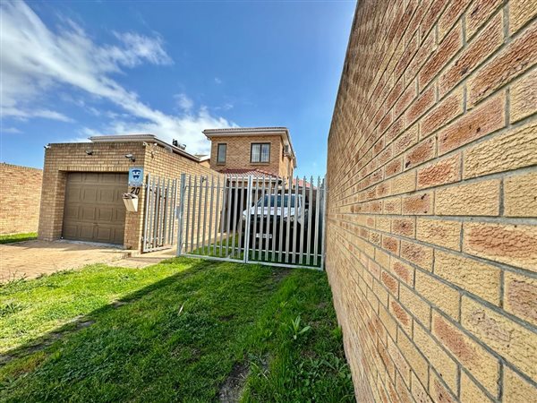 2 Bed Townhouse in Brackenfell Central