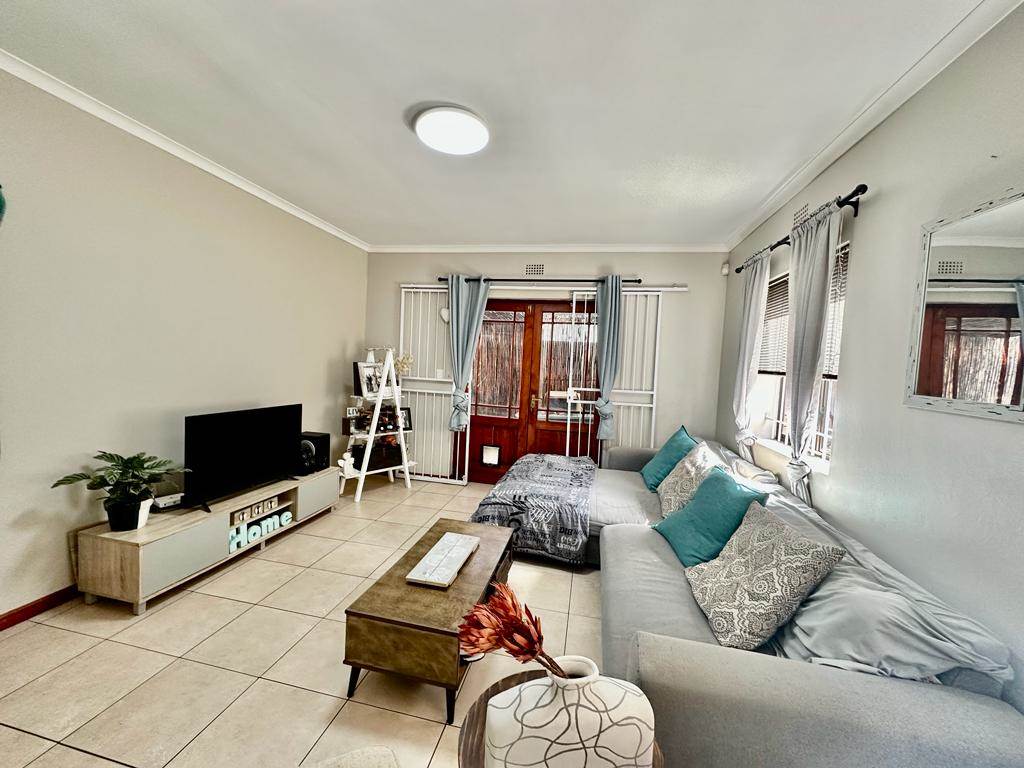 2 Bed Townhouse in Brackenfell Central photo number 2