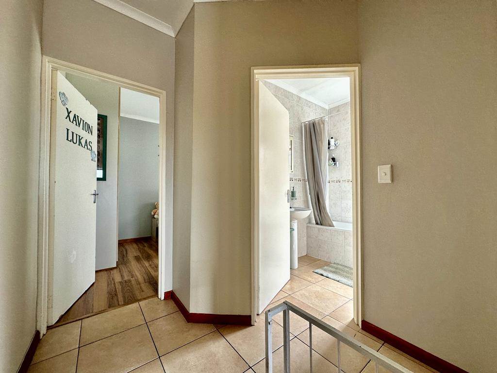 2 Bed Townhouse in Brackenfell Central photo number 5