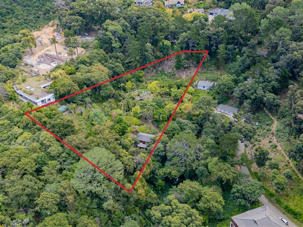 8000 m² Land available in Constantia