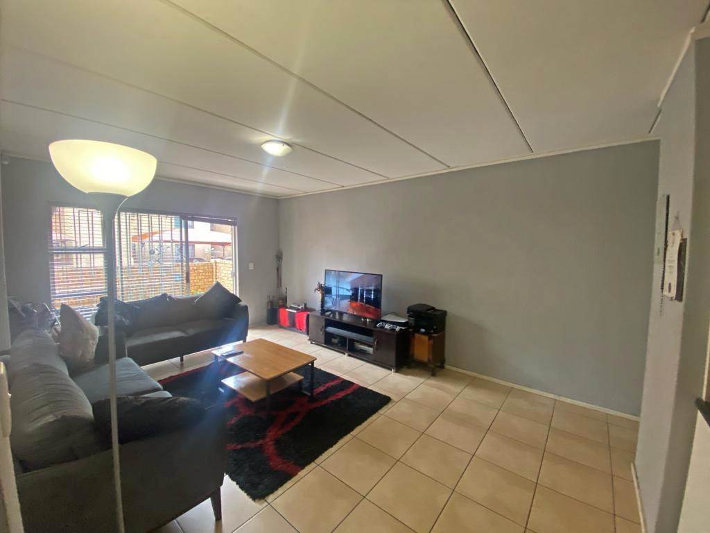 2 Bed Townhouse in Benoni Central photo number 2