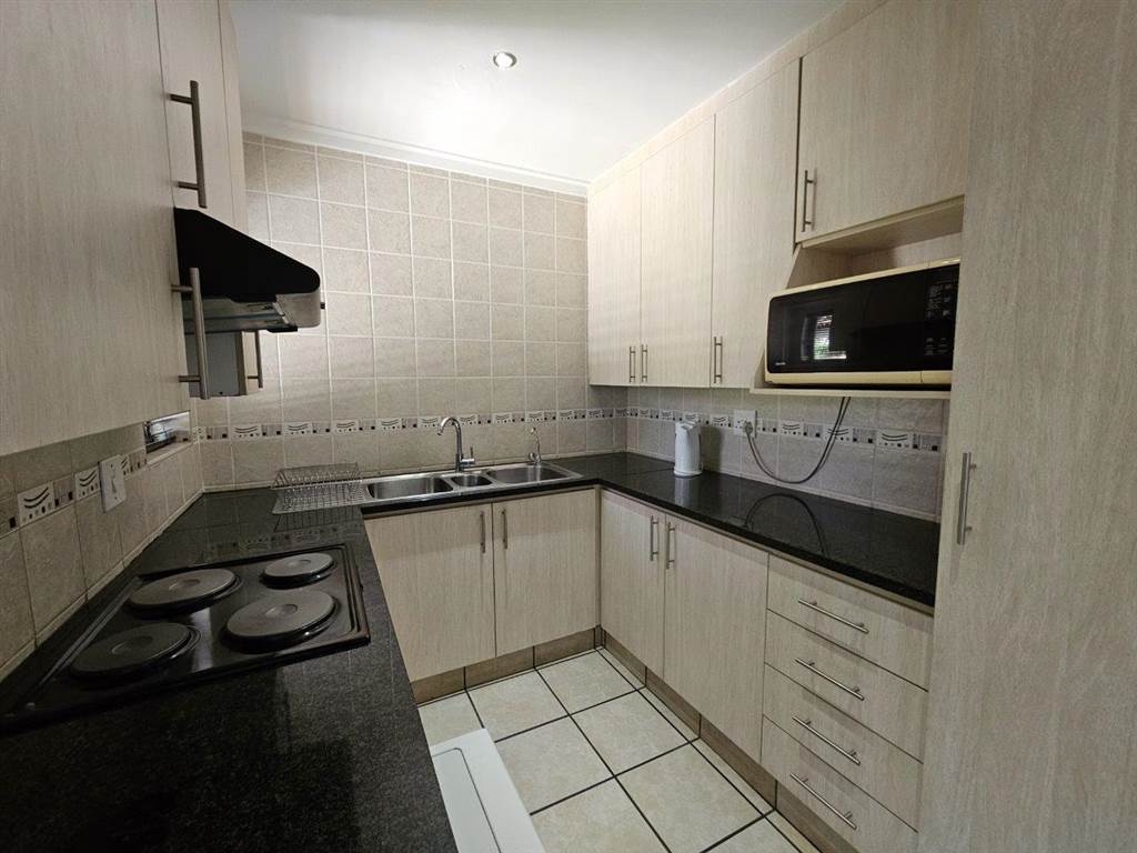 3 Bed Townhouse in Hartbeespoort Dam photo number 7