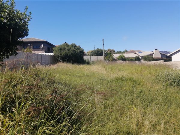607 m² Land available in Fraaiuitsig