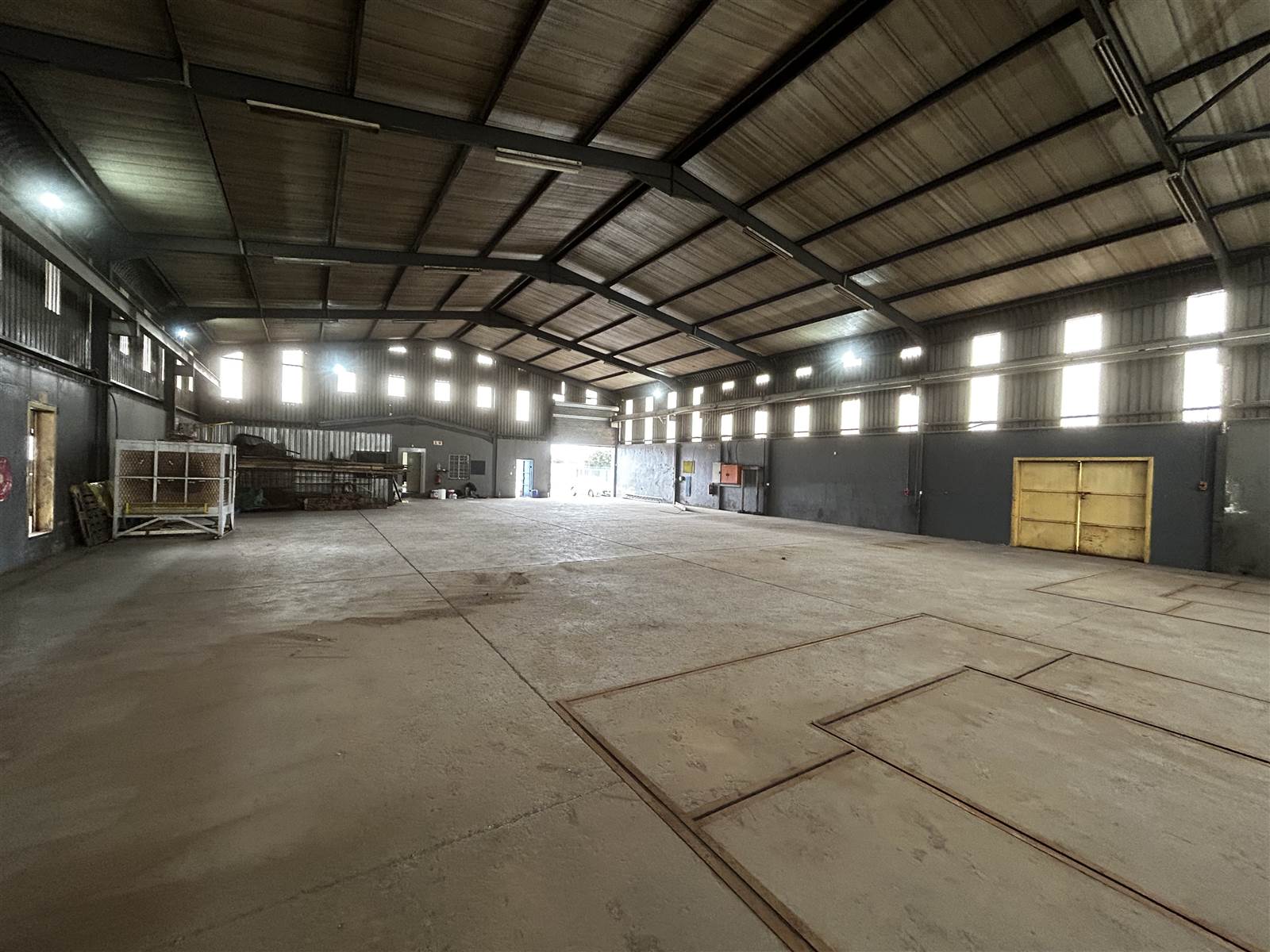 945  m² Industrial space in Clayville photo number 1