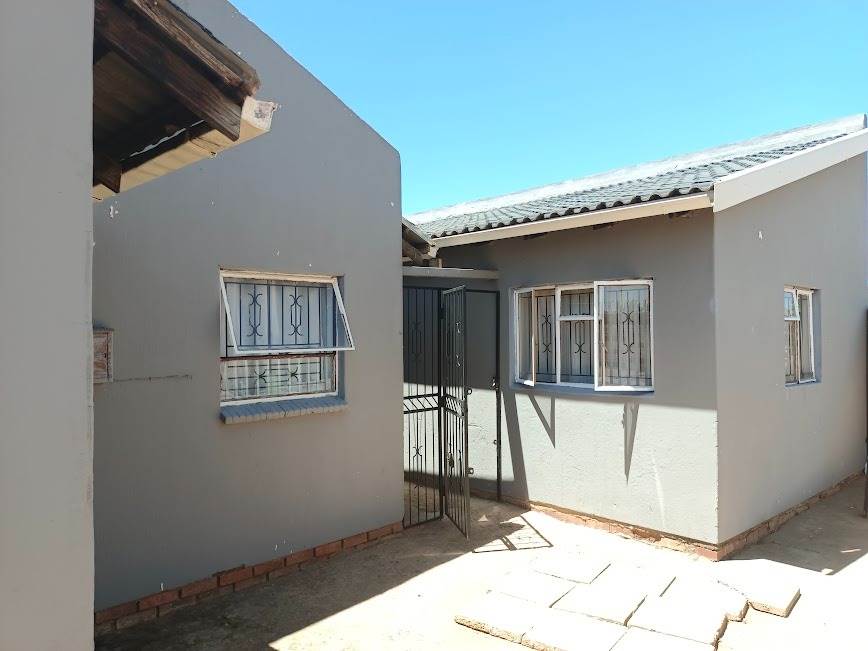 5 Bed House in Soshanguve photo number 2