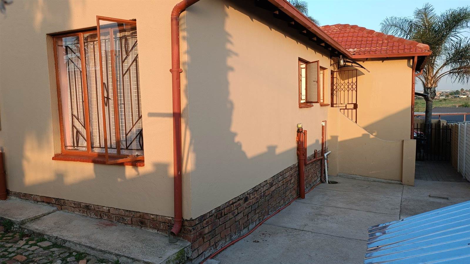 4 Bed House in Olievenhoutbosch photo number 2