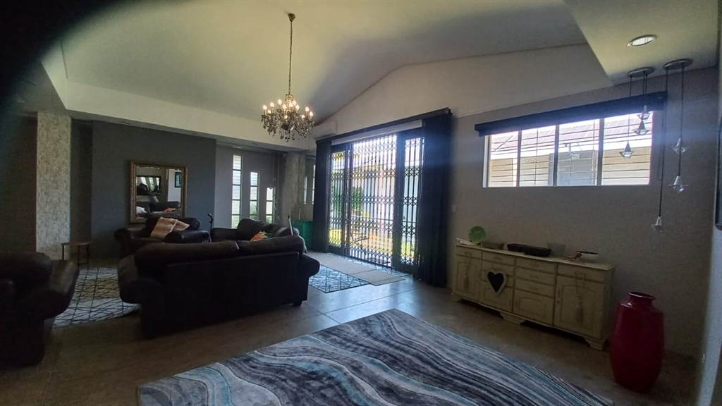 7 Bed House in Polokwane Central photo number 6