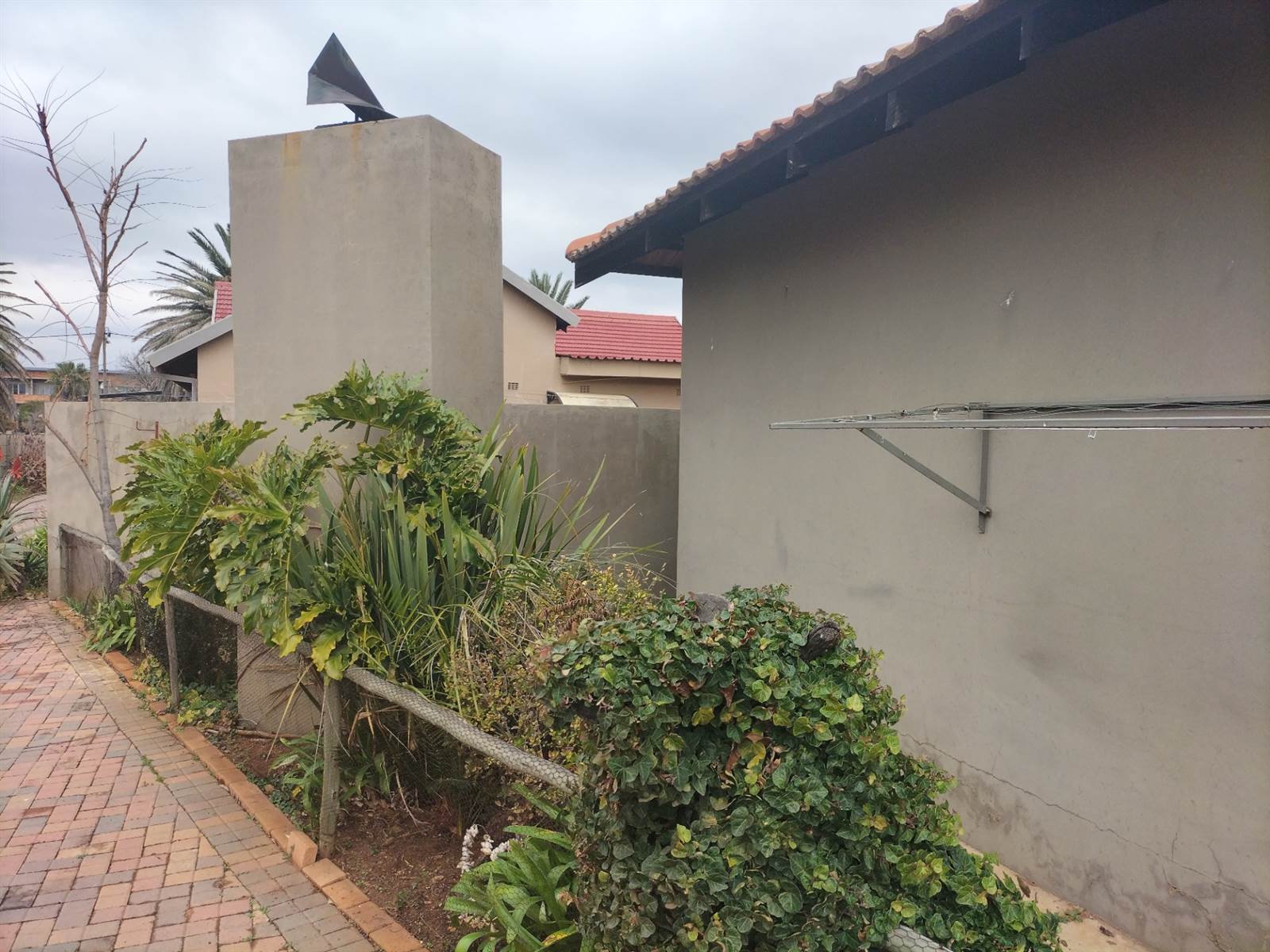 2 Bed Townhouse in Wilkoppies photo number 15