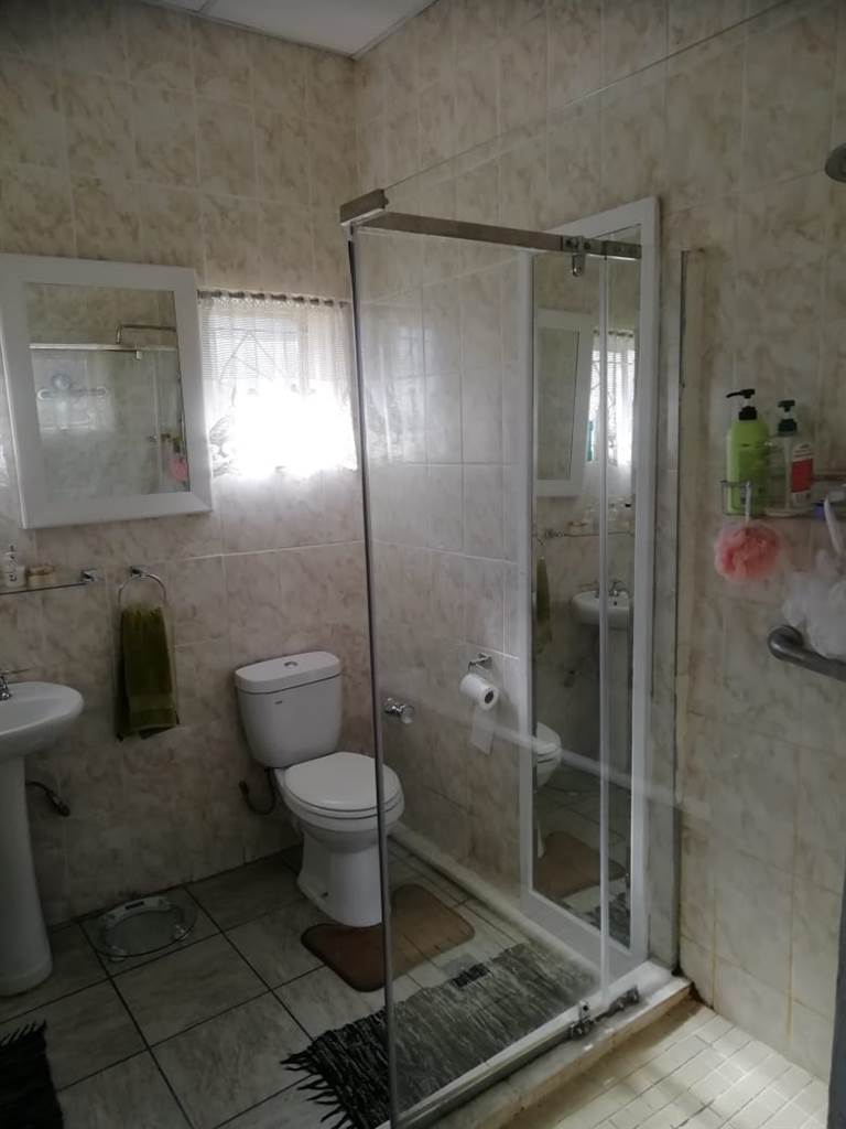 4 Bed House in Memel photo number 17