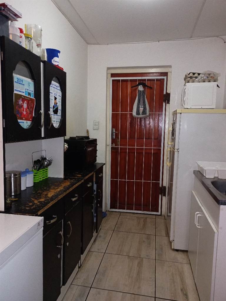 2 Bed House in Mitchells Plain photo number 5