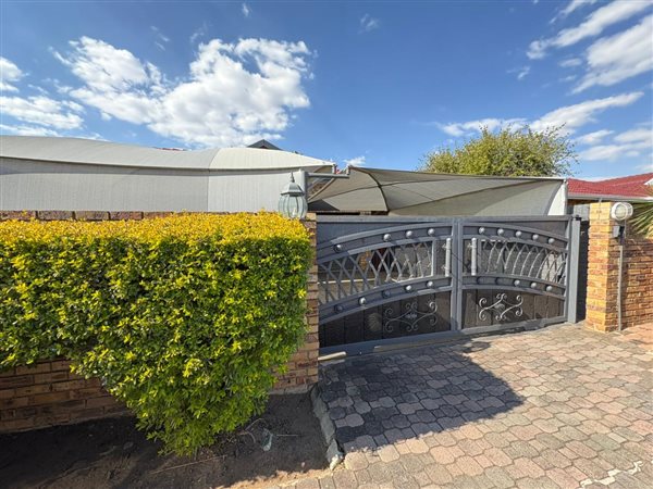 3 Bedroom Townhouse 3 Bedroom Townhouse