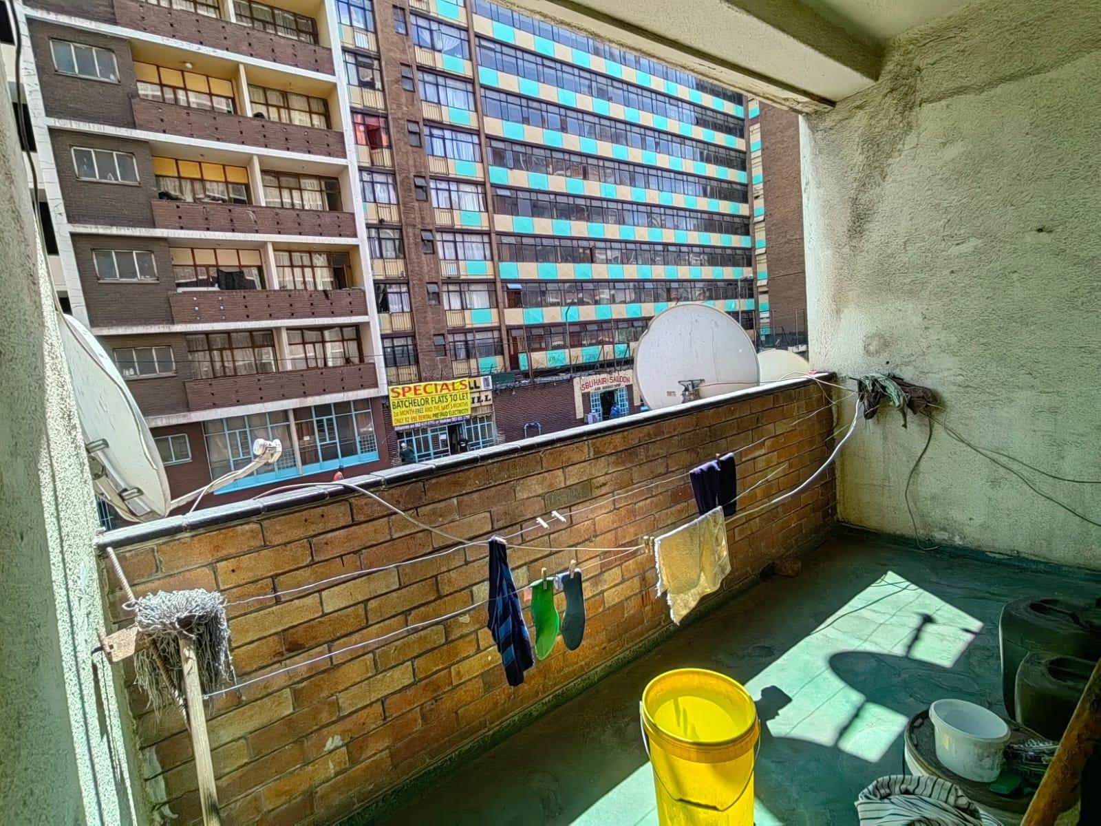 3 Bed Apartment in Hillbrow photo number 7