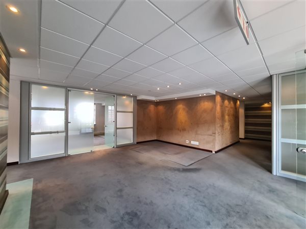 426.700012207031  m² Commercial space