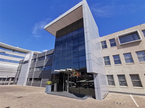 704  m² Commercial space