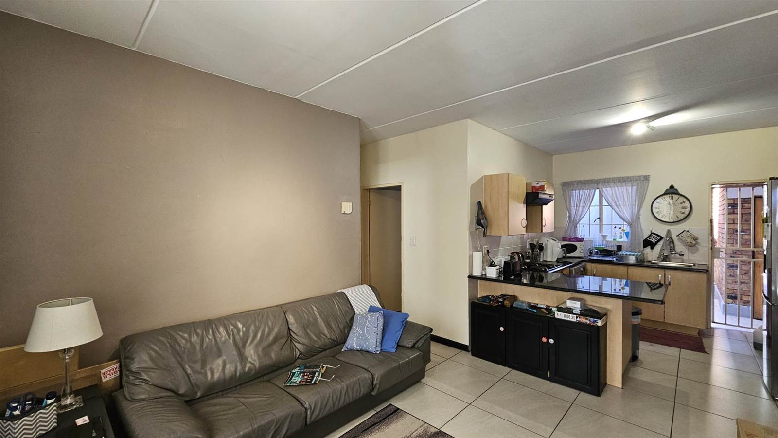 2 Bed Apartment in Wilgeheuwel photo number 12