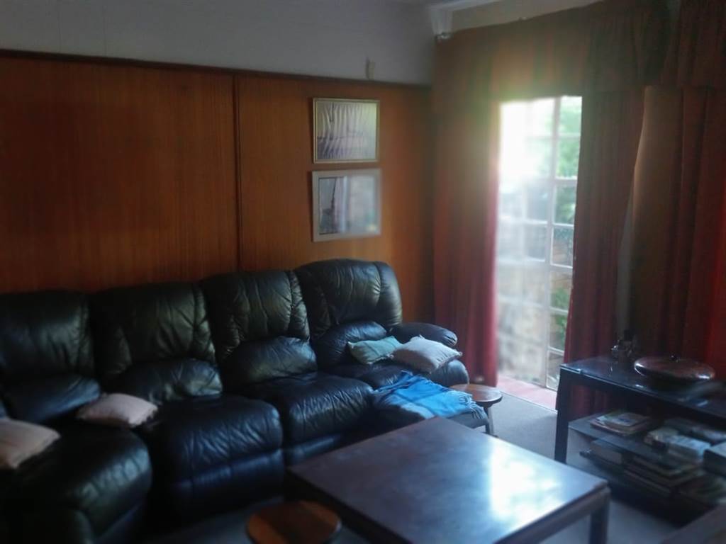 3 Bed Townhouse in Jim Fouche Park photo number 4
