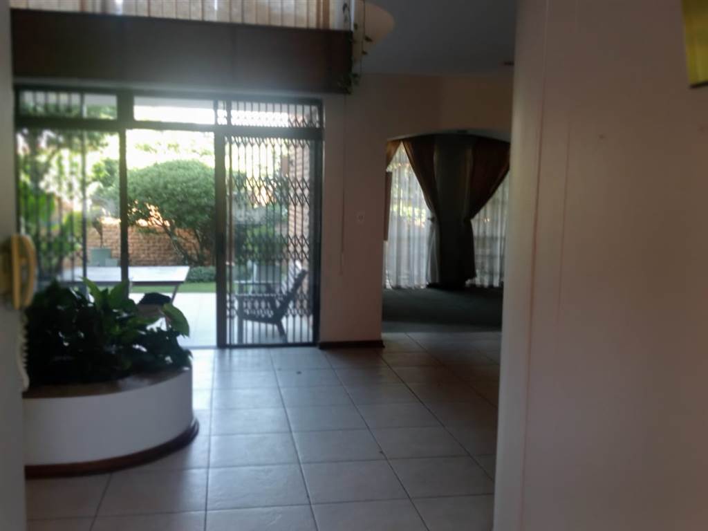 3 Bed Townhouse in Jim Fouche Park photo number 11