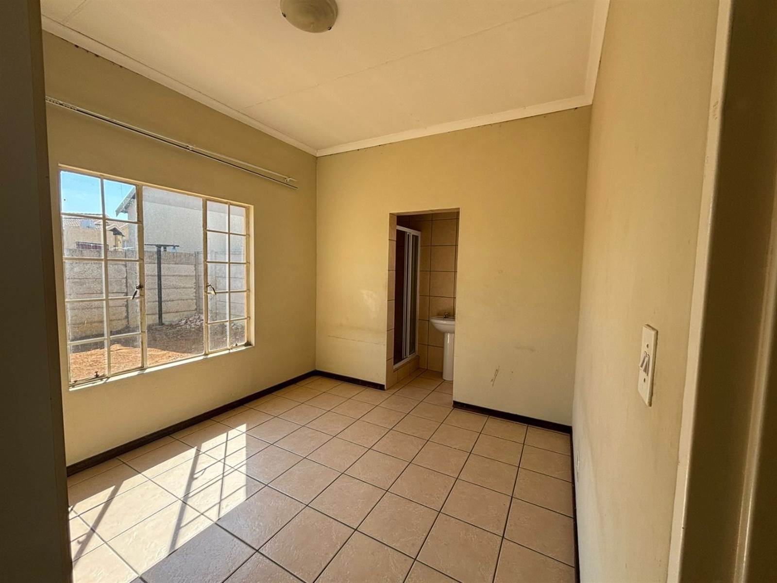 3 Bed Townhouse in Mohlakeng photo number 7