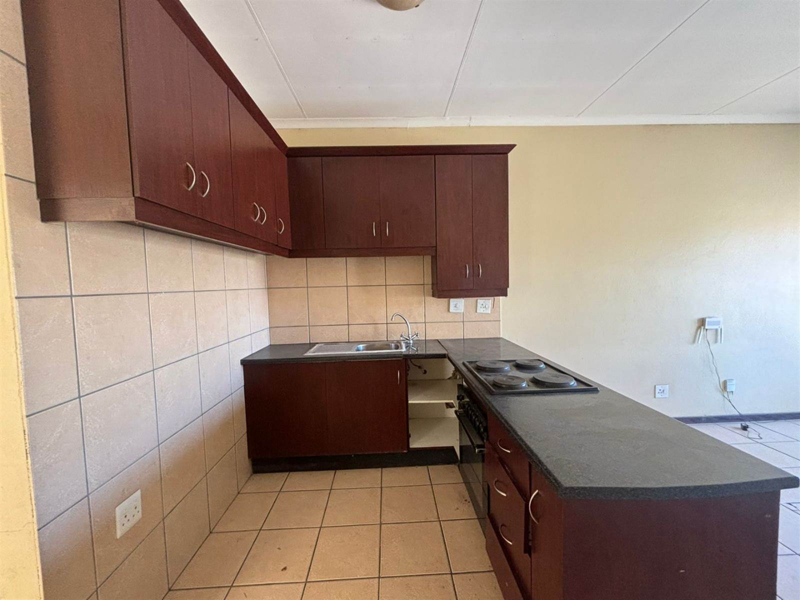 3 Bed Townhouse in Mohlakeng photo number 4